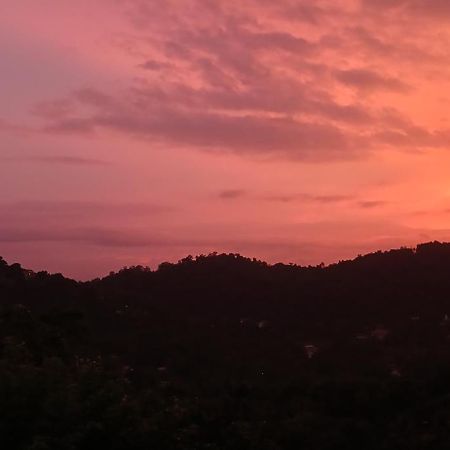 Knight'S Heaven Apartment Kandy Luaran gambar